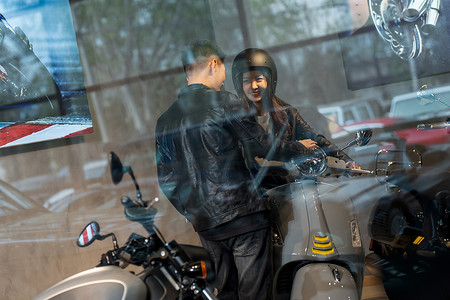 汽车摩托车摄影照片_青年伴侣挑选摩托车
