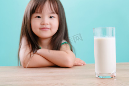 可爱的小女孩和一杯牛奶