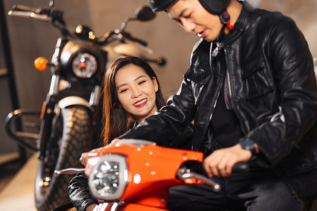 试驾图片摄影照片_青年伴侣试驾摩托车