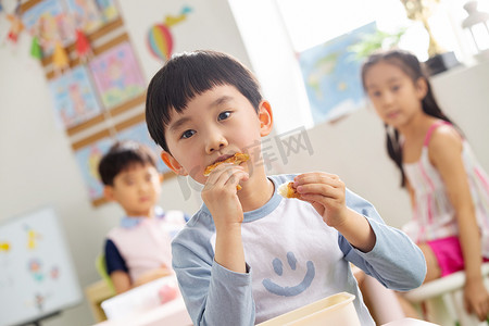 幼儿园食品摄影照片_幼儿园小朋友用餐