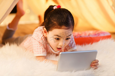 可爱的小女孩看平板电脑