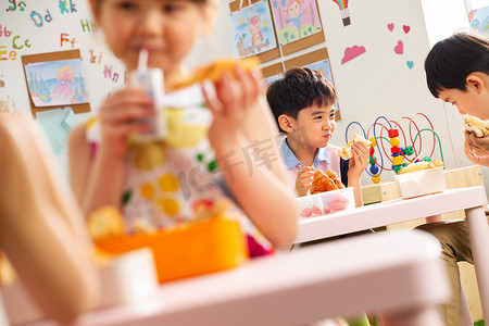 学校餐具摄影照片_幼儿园小朋友用餐