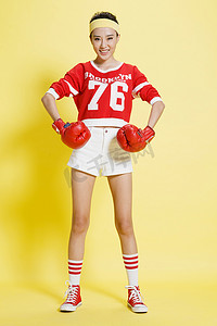 色彩鲜艳摄影照片_青年女人戴着拳击手套