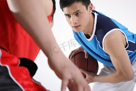 打篮球背景摄影照片_东方青年男子打篮球