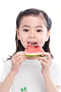 可爱的小女孩吃西瓜