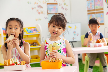 幼儿园小朋友摄影照片_幼儿园小朋友用餐