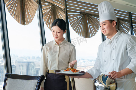 空中餐厅厨师服务员上菜并介绍