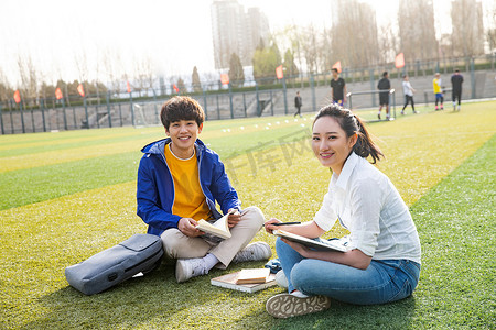 青年大学生在校园里学习