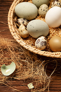 生鸭蛋摄影照片_一筐蛋类和蛋壳