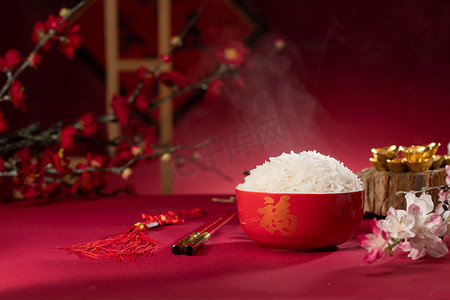 红色的筷子摄影照片_中国传统特色热腾腾的米饭