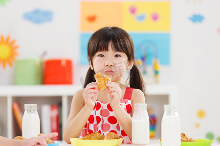 儿童辅食面包摄影照片_幼儿园儿童在吃早餐