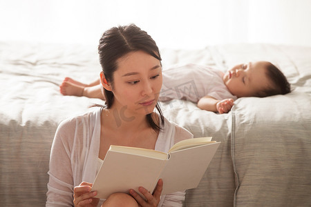 年轻妈妈看书