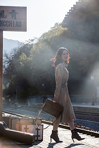 交通标识摄影照片_青年女人站在铁轨旁