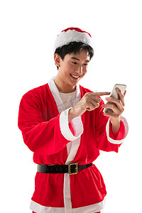 穿圣诞服的青年男人拿着手机