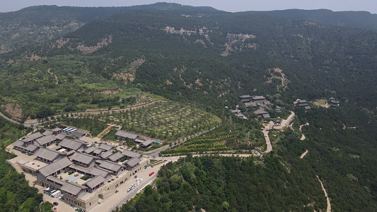 黄土高原的窑洞摄影照片_航拍山西太原天龙山