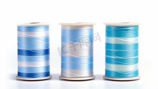 四线线轴在蓝色色调的条纹缎带隔离在白色背景。
