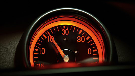 燃油摄影照片_燃油表显示和空油箱在夜间
