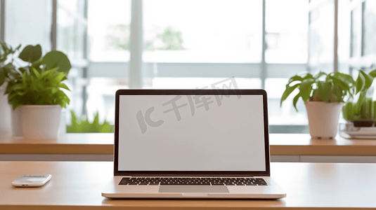 促销文字摄影照片_模拟图像空白屏幕电脑与白色背景的广告文字人手使用笔记本电脑联系业务搜索信息在办公桌上的办公室。市场营销与创意设计
