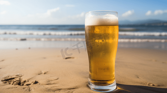 夏日沙滩上冰镇的啤酒