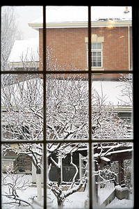 小雪摄影摄影照片_窗户外的雪景