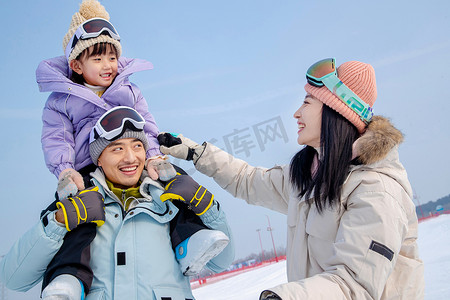 蓝天雪地摄影照片_滑雪场上快乐的一家三口