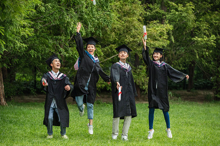 绿色校园摄影照片_大学生穿着学士服庆祝毕业