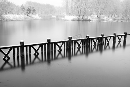 无人迹摄影照片_下雪后的湖边风景