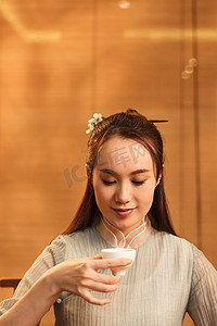 青年女人喝茶