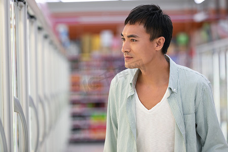 酸奶促销摄影照片_中年男性在超市购物