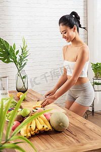 健康女人切水果
