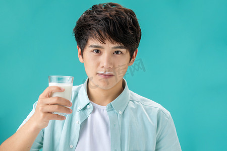 年轻男人喝牛奶