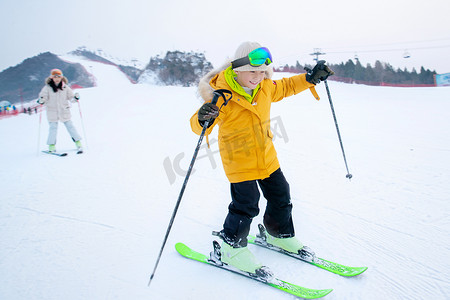 母子温馨摄影照片_快乐母子在滑雪场滑雪