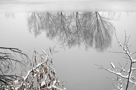 无人迹摄影照片_雪后湖面的倒影