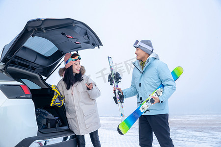 看完摄影照片_滑完雪的青年伴侣往汽车后备箱里装滑雪板