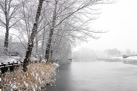 栈道旁雪后结冰的河流