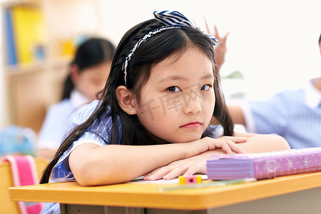 小学女生在教室里