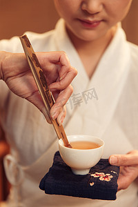 青年女人泡茶