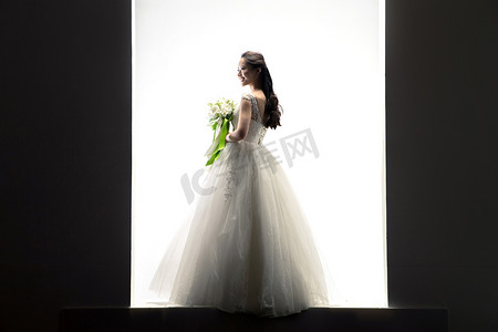 捧花的女人摄影照片_漂亮的新娘