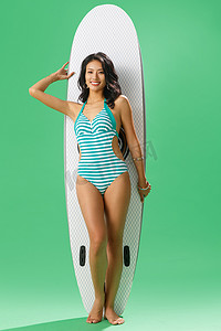 穿泳装的美女靠着冲浪板