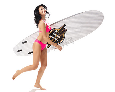 美女冲浪摄影照片_穿比基尼的美女拿着冲浪板