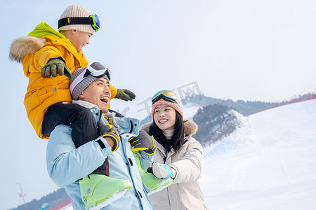 蓝天雪地摄影照片_滑雪场上开心的三口之家