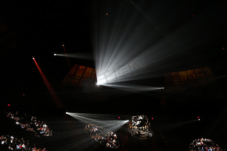 歌剧院人群摄影照片_剧院内舞台与灯光