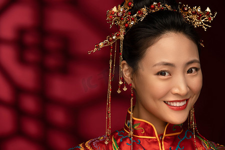 漂亮自信的中式新娘特写