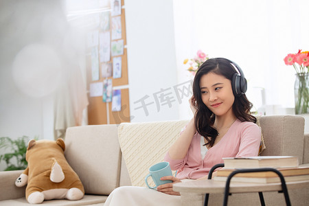 快乐的青年女人听音乐