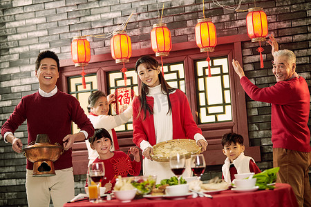 春节家庭摄影照片_快乐家庭准备年夜饭