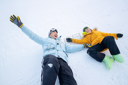 躺着的人像摄影照片_快乐的父子在雪地上躺着玩耍