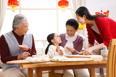 冬至快乐摄影照片_快乐家庭过新年包饺子