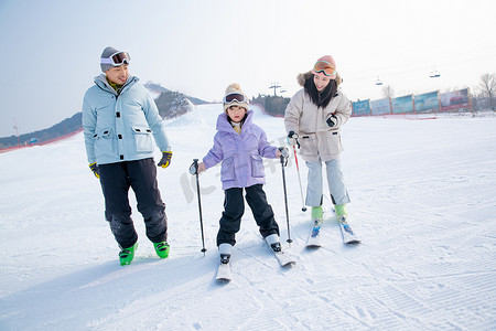 快乐的一家三口在滑雪场