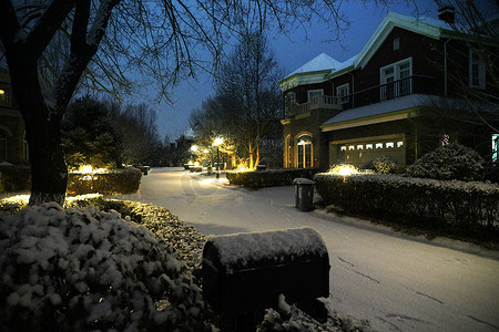 夜晚雪景摄影照片_别墅区雪景