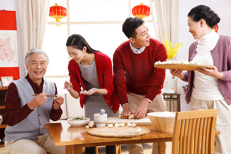 过年包饺子摄影照片_快乐家庭过新年包饺子